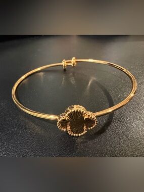 New Gold Clover-Style Bangle Bracelet - Elegant Women's Jewelry